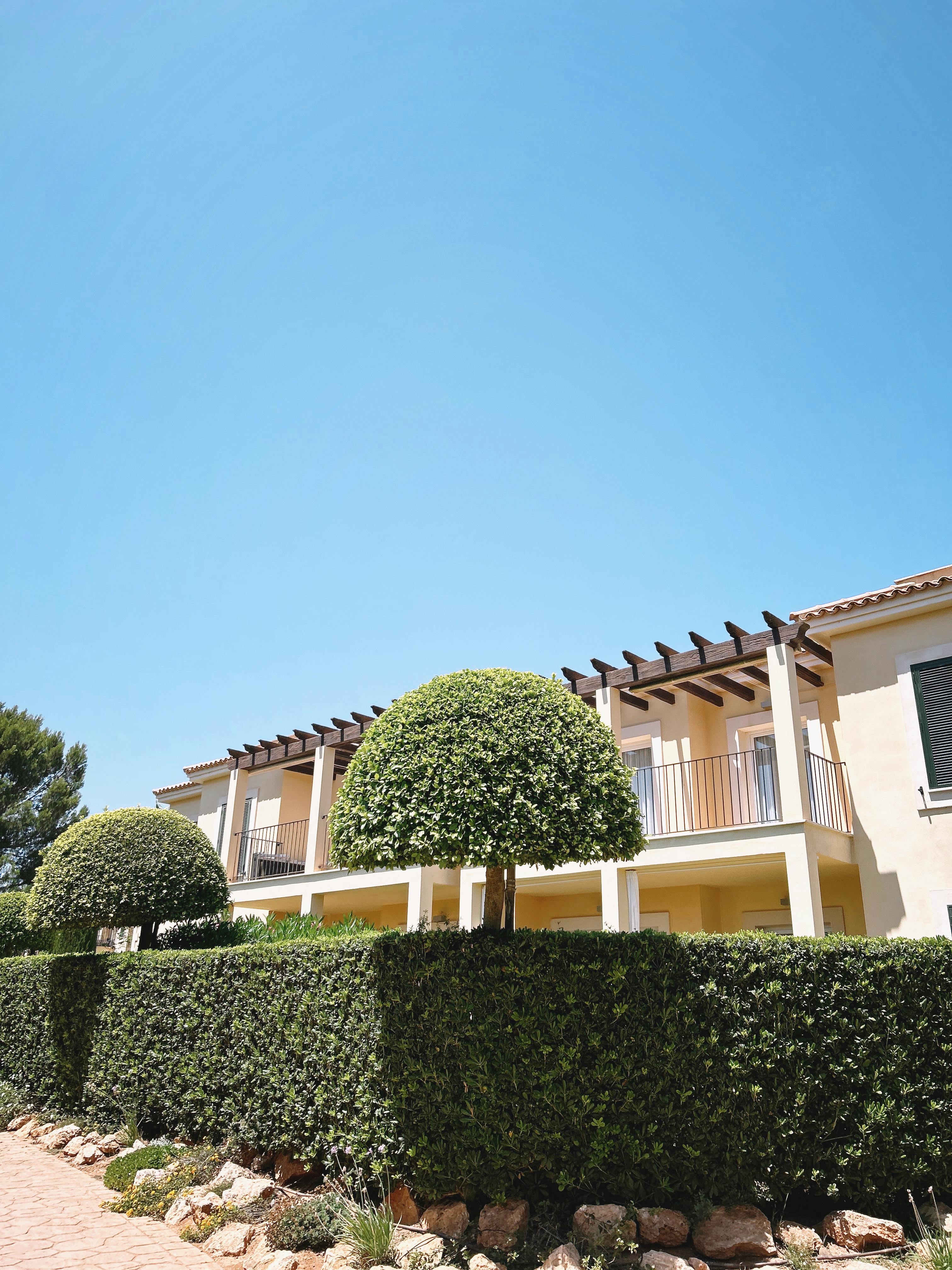 Villa avec haies entretenue par paysagiste Hush Garden quartier Saint-Rambert